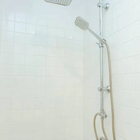 Bright And Elegant In The Area! *