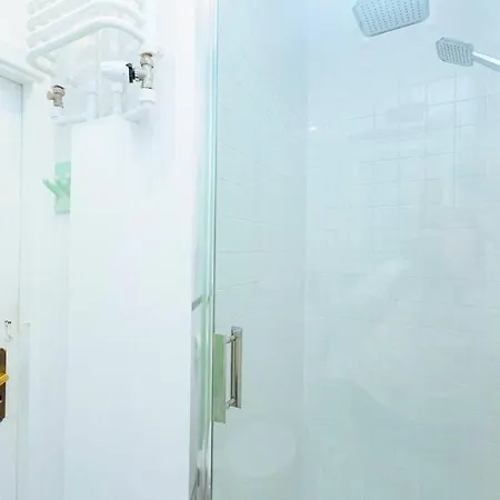 Bright And Elegant In The Area! アパート *